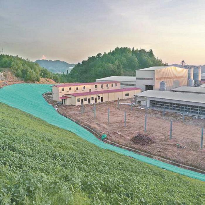 治理好的废弃矿山实行产业转化，引进蛋鸡项目，促进农民增收。.JPG
