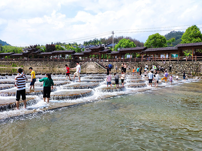 5建成水上游乐项目打造“水趣崇际”——生态龙鳞坝.jpg