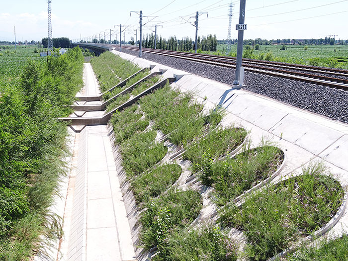 1647705590285860.jpg 4高铁路基边坡防护及排水.jpg