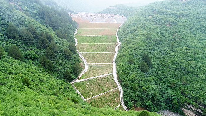 8高家山隧道进口、段家坪隧道出口弃渣场施工过程中严格按“渣场首件评估”要求，分级、分台阶治理并及时修建排水和绿化.jpg