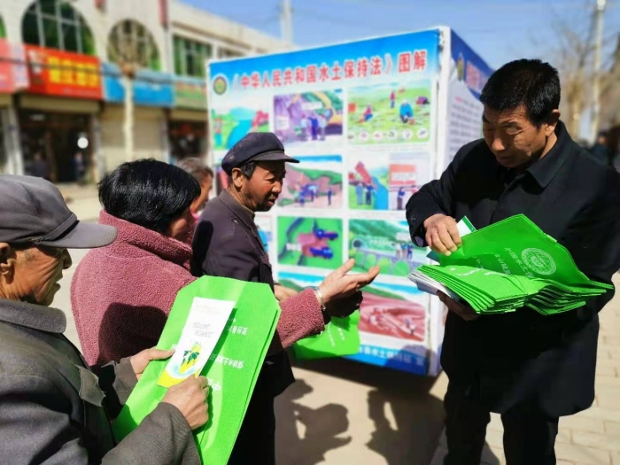 1723168577426100.jpg 水保法法规宣传进社区.jpg